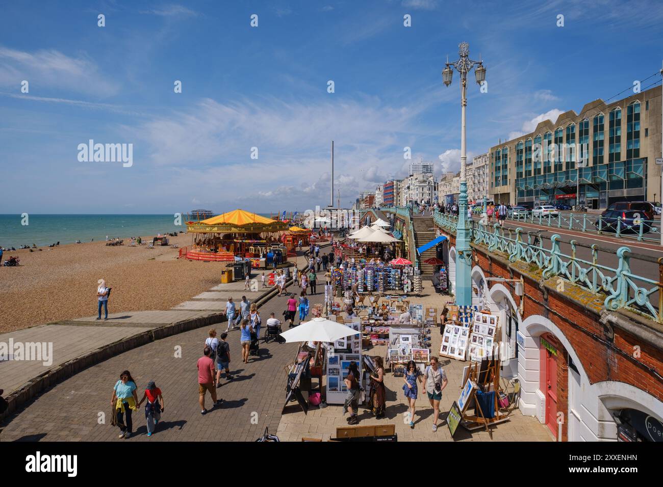 Promenade sur le front de mer de Brighton avec manège équestre et boutiques de Kings Road Banque D'Images