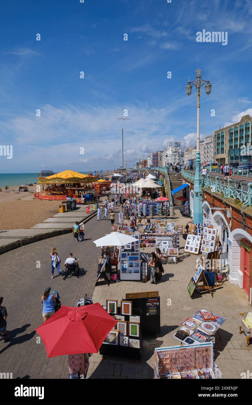 Promenade sur le front de mer de Brighton avec manège équestre et boutiques de Kings Road Banque D'Images