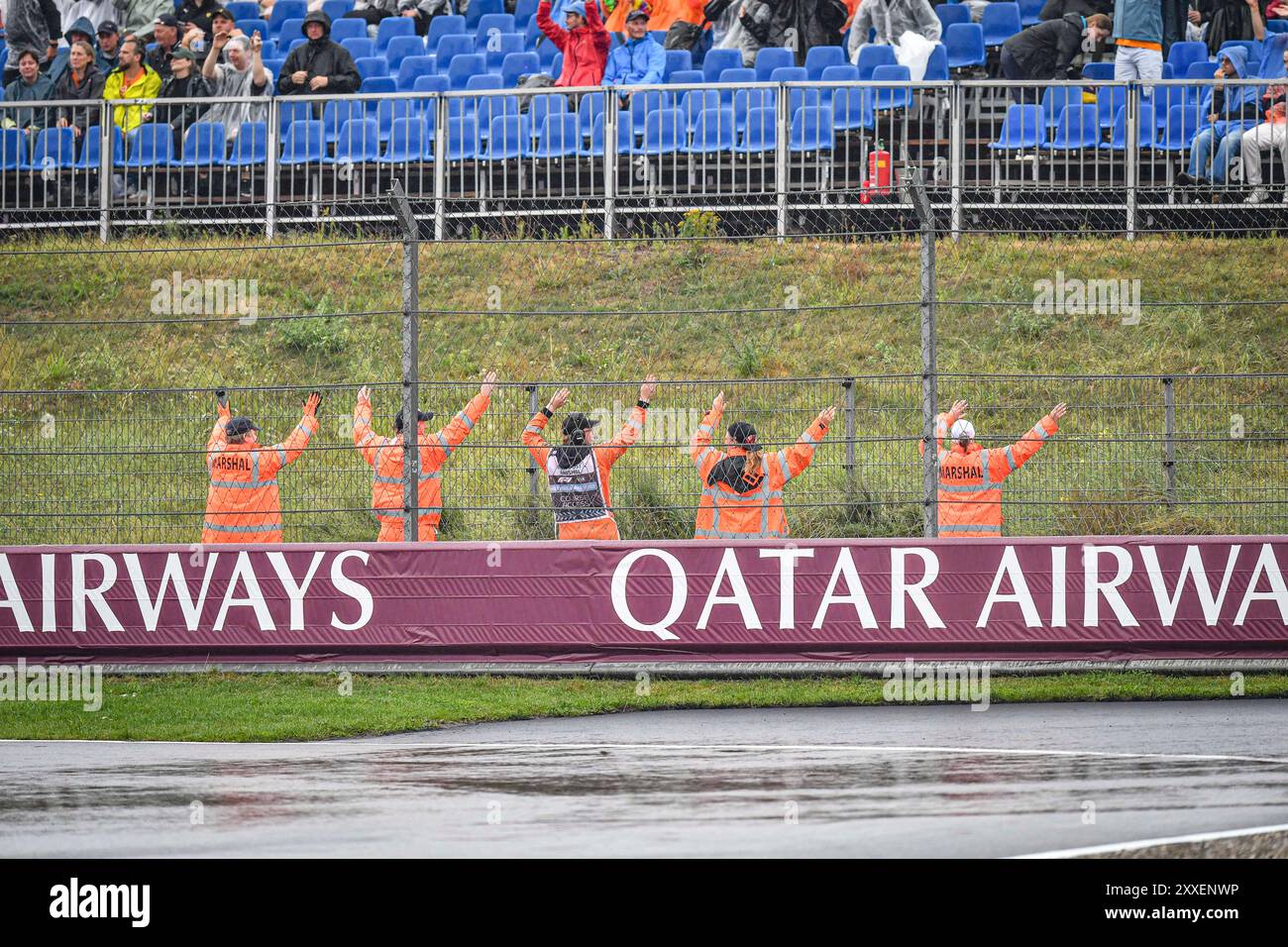 Zandvoort, pays-Bas. 24 août 2024. 24 août 2024 ; circuit Zandvoort, Zandvoort, Hollande du Nord, pays-Bas; formule 1 Heineken Grand Prix des pays-Bas 2024 ; Journée de qualification ; les Marshals dansent sous la pluie pendant que la séance est arrêtée crédit : action plus Sports images/Alamy Live News Banque D'Images