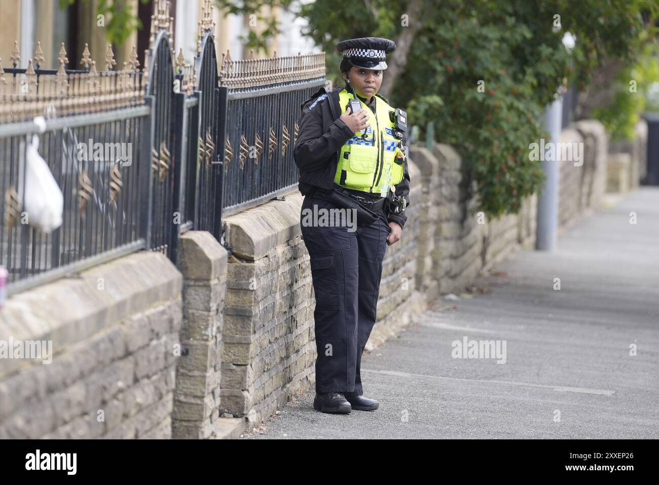 La police devant une maison à Malsis Road, alors que la police du West Yorkshire a déclaré qu'un certain nombre de mandats avaient été exécutés dans la zone Keighley de Bradford pendant la nuit en relation avec l'incendie mortel du 21 août. Deux autres personnes ont été arrêtées sur suspicion de meurtre suite à l'incendie de la maison qui a tué une mère et trois enfants à Bradford. Date de la photo : samedi 24 août 2024. Banque D'Images