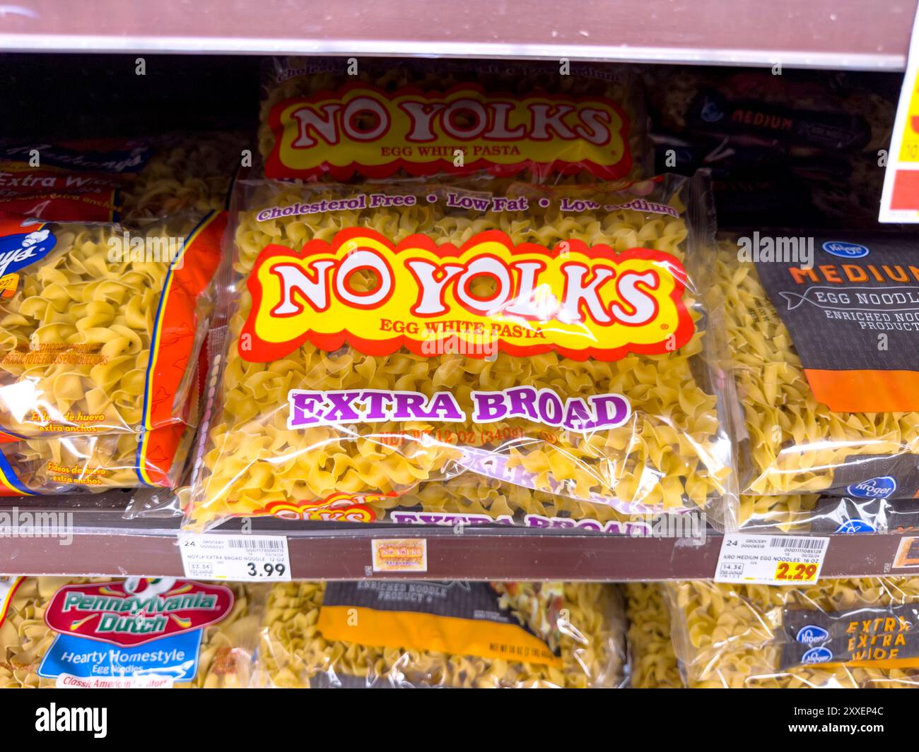 Los Angeles, Californie, États-Unis - 04-14-2024 : une vue de plusieurs paquets de pâtes No Yolks, exposés dans une épicerie locale. Banque D'Images