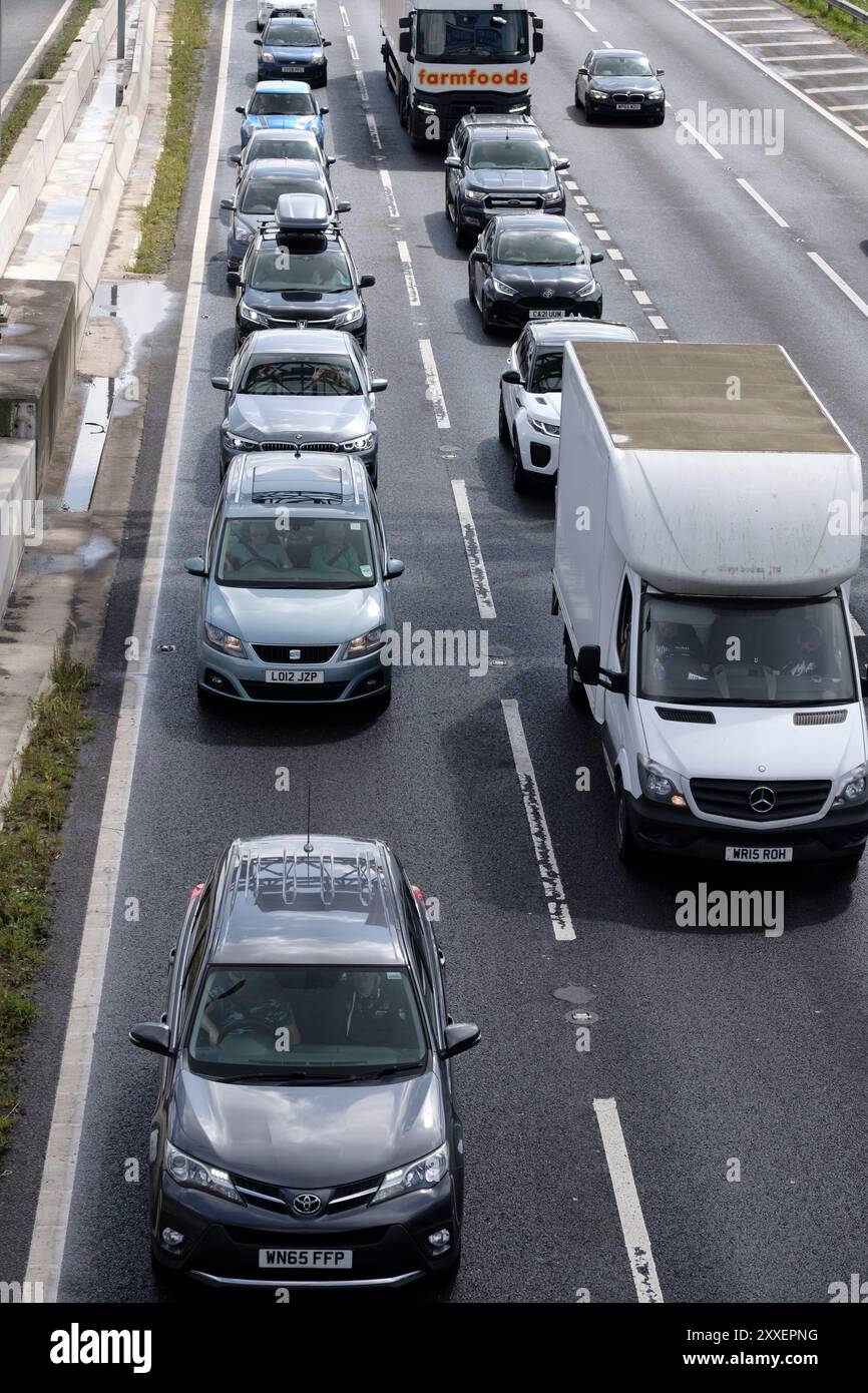 Bristol, Royaume-Uni. 24 août 2024. Les voyages en août pour les vacances ajoutent à la congestion sur l'autoroute M4 à Bristol. Highways England rapportent des vitesses moyennes de 11 à 22 mph en direction ouest. Crédit : JMF News/Alamy Live News Banque D'Images