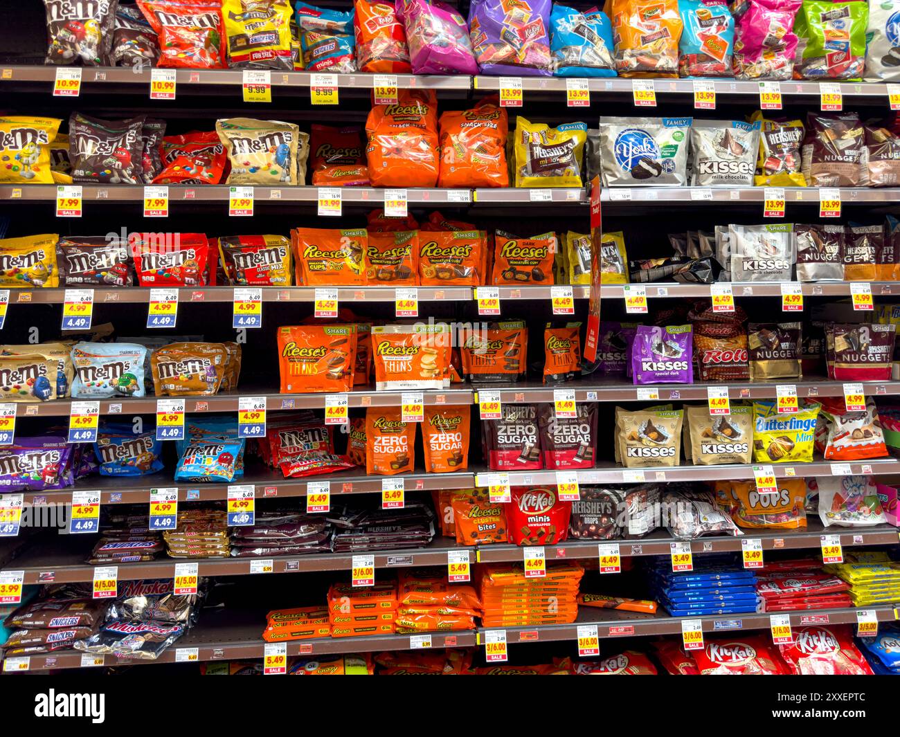 Los Angeles, Californie, États-Unis - 04-14-2024 : une vue de plusieurs étagères dédiées aux paquets de barres de chocolat populaires, au magasin. Banque D'Images