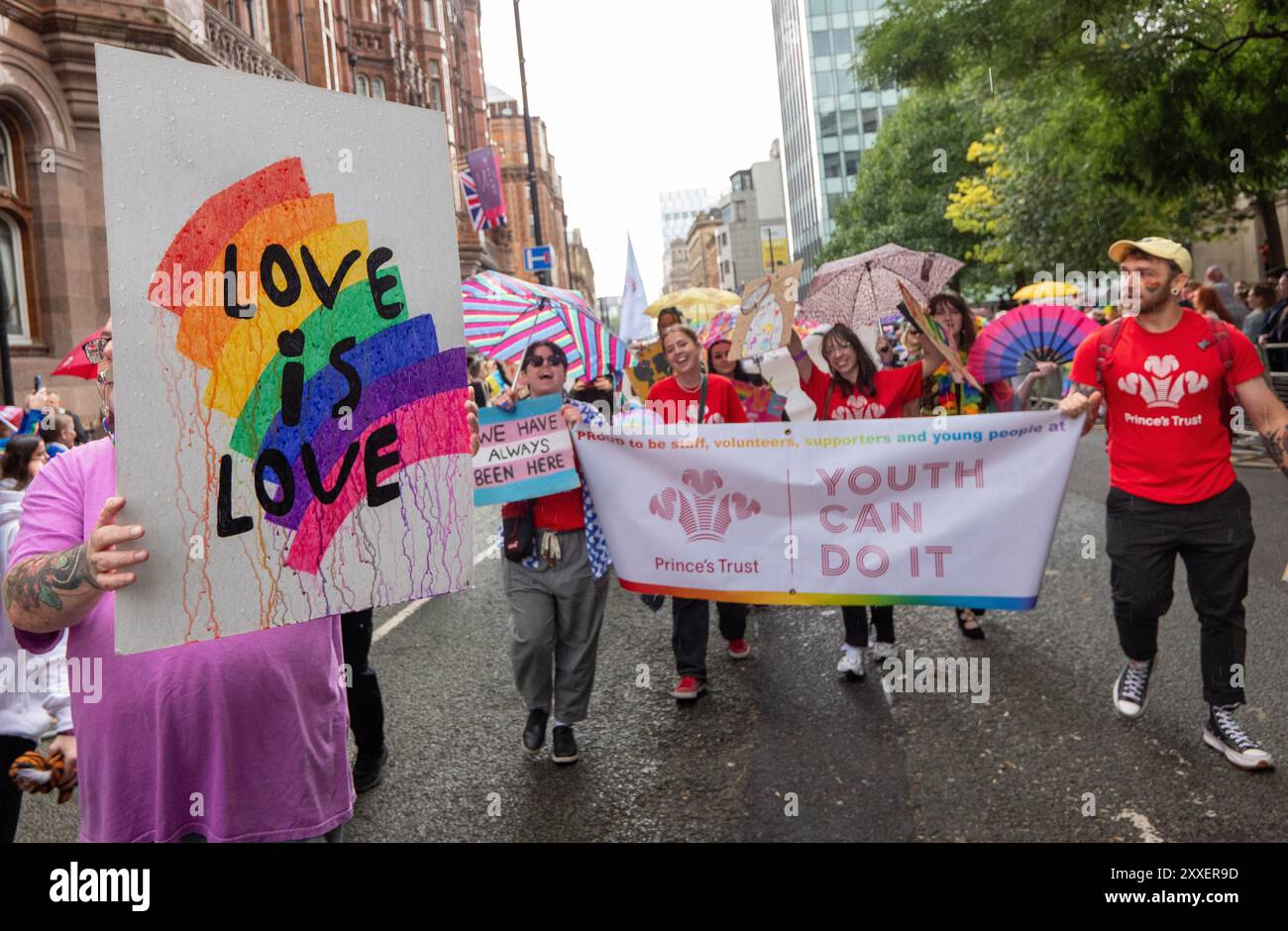 Manchester, Royaume-Uni. 24 août 2024. Les manifestants palestiniens n'ont pas empêché la Pride Parade d'avoir lieu après avoir bloqué la route sur Peter Street en s'étendant sur la route. Ils s'opposaient à Booking.com qui diffusaient également des annonces pour des propriétés en Israël. La police est entrée et a dégagé la manifestation, ce qui a permis à la manifestation de se poursuivre. Quelques individus dans le défilé où portaient des drapeaux palestiniens. Manchester Pride 2024 . Le thème de cette année est "Buzzin to be Queer - A Hive of Progress". Le symbole de l'abeille de Manchester menait le défilé. Crédit : GaryRobertsphotography/Alamy Live News Banque D'Images