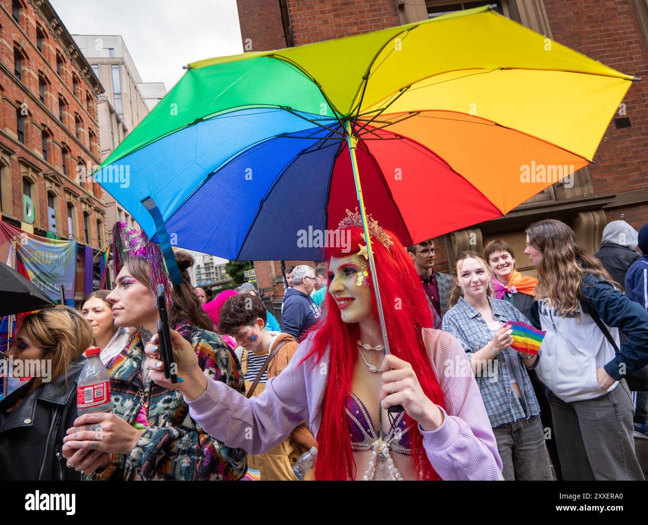 Manchester, Royaume-Uni. 24 août 2024. Les manifestants palestiniens n'ont pas empêché la Pride Parade d'avoir lieu après avoir bloqué la route sur Peter Street en s'étendant sur la route. Ils s'opposaient à Booking.com qui diffusaient également des annonces pour des propriétés en Israël. La police est entrée et a dégagé la manifestation, ce qui a permis à la manifestation de se poursuivre. Quelques individus dans le défilé où portaient des drapeaux palestiniens. Manchester Pride 2024 . Le thème de cette année est "Buzzin to be Queer - A Hive of Progress". Le symbole de l'abeille de Manchester menait le défilé. Crédit : GaryRobertsphotography/Alamy Live News Banque D'Images