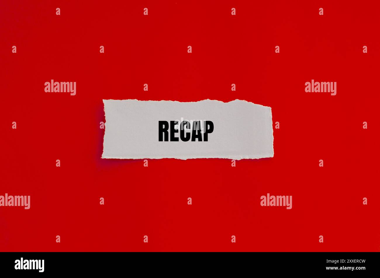 Récapitulez le mot écrit sur un morceau de papier déchiré déchiré avec un fond rouge. Symbole récapitulatif conceptuel. Copier l'espace. Banque D'Images