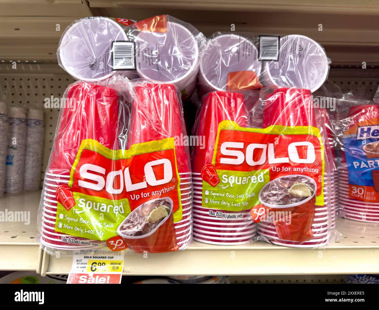 Los Angeles, Californie, États-Unis - 04-14-2024 : une vue de plusieurs paquets de tasses rouges Solo, exposées dans une épicerie locale. Banque D'Images