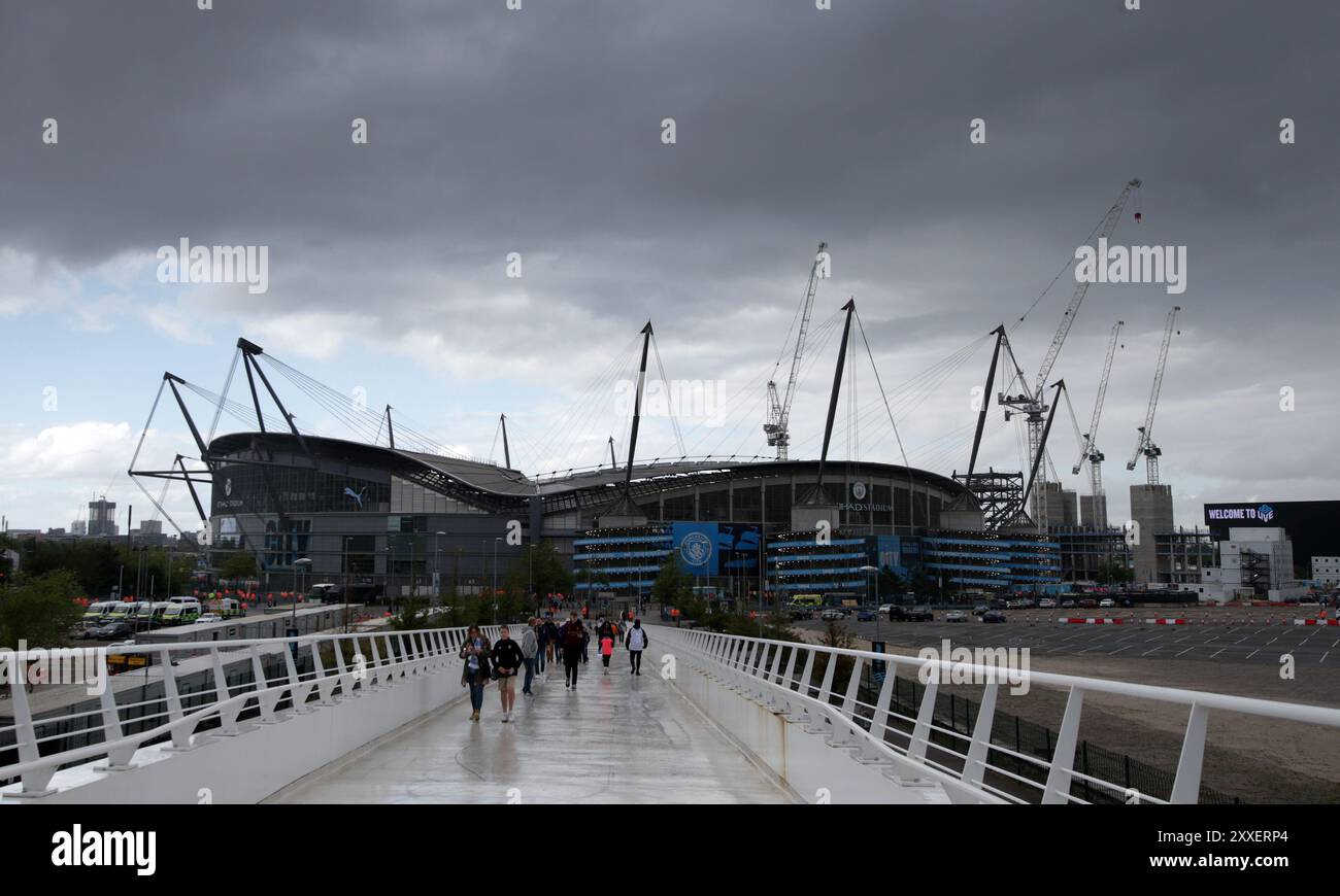 Stade Etihad, Manchester, Royaume-Uni. 24 août 2024. Premier League Football, Manchester City contre Ipswich Town ; les fans arrivent à l'Etihad Stadium avant le match sous Stormy Skies Credit : action plus Sports/Alamy Live News Banque D'Images