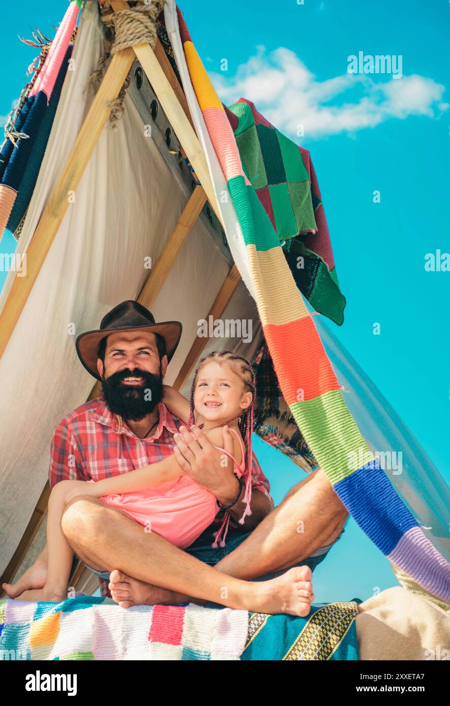 Vacances de camping pour père et fille. Paternité et parentalité. Activités de plein air en famille. Banque D'Images