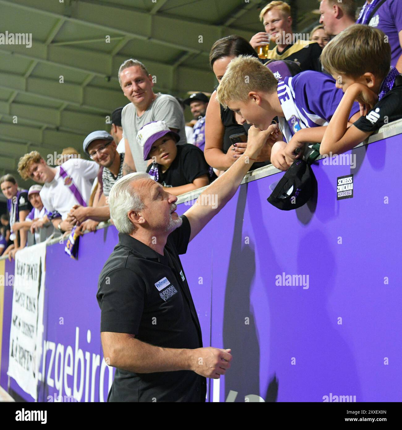 Aue Bad Schlema, Allemagne. 23 août 2024. Pavel Dotchev (entraîneur, FC Erzgebirge Aue) BEI den fans. FC Erzgebirge Aue v. SG Dynamo Dresde, Fussball, 3. Liga, 3. Spieltag, saison 2024/2025, 23.08.2024 LA RÉGLEMENTATION DFB/DFL INTERDIT TOUTE UTILISATION DE PHOTOGRAPHIES COMME SÉQUENCES D'IMAGES ET/OU QUASI-VIDÉO Foto : Eibner-Pressefoto/Bert Harzer crédit : dpa/Alamy Live News Banque D'Images