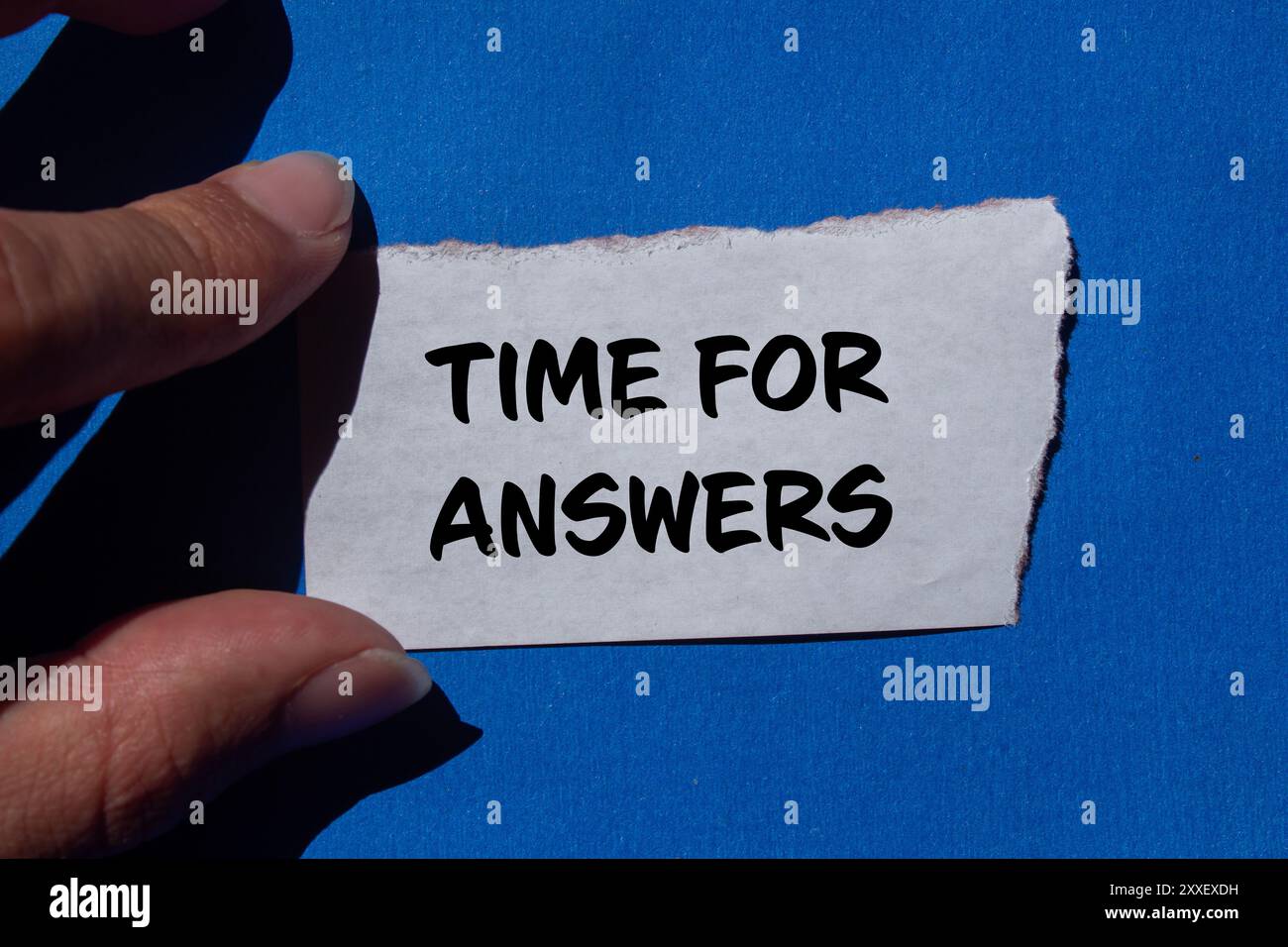 Message temps pour réponses écrit sur papier déchiré déchiré avec fond bleu. Symbole temps conceptuel pour les réponses. Copier l'espace. Banque D'Images