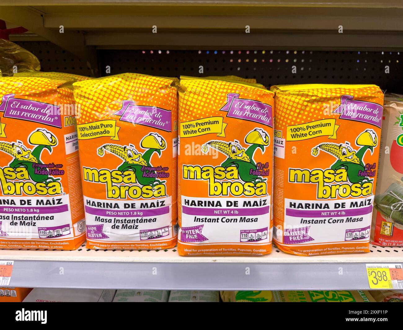 Los Angeles, Californie, États-Unis - 04-14-04 2024 : une vue de plusieurs paquets de Masa Brosa, exposés dans une épicerie locale. Banque D'Images