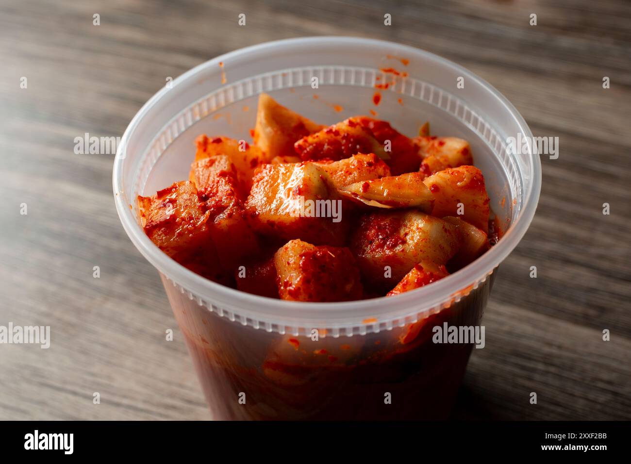 Une vue d'un conteneur de kimchi radis daikon. Banque D'Images