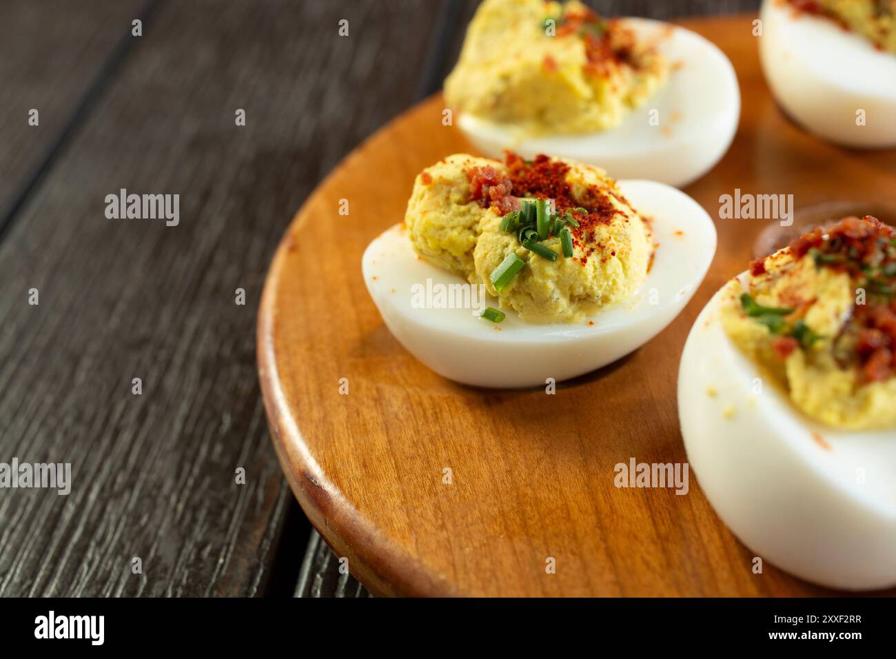Vue rapprochée d'une assiette d'œufs dévorés. Banque D'Images