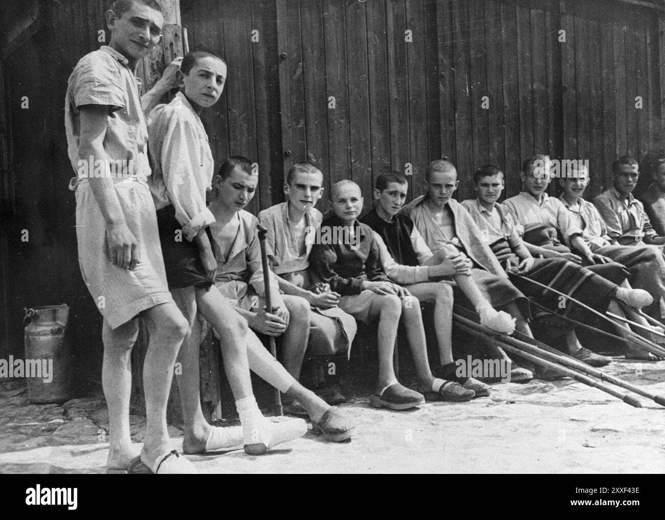 Gaunt et les survivants émaciés du camp de concentration de Buchenwald. Ils sont tous jeunes et portent des bandages qui montrent qu'ils reçoivent des soins médicaux. Buchenwald et ses 139 sous-camps étaient des camps de travaux forcés et non des camps de la mort et il n'y avait pas de chambres à gaz. Cependant, les mauvaises conditions, les abus et les exécutions ont entraîné la mort de 56500 personnes dans ce pays. Il a été libéré par l'armée américaine le 11 avril 1945. Banque D'Images