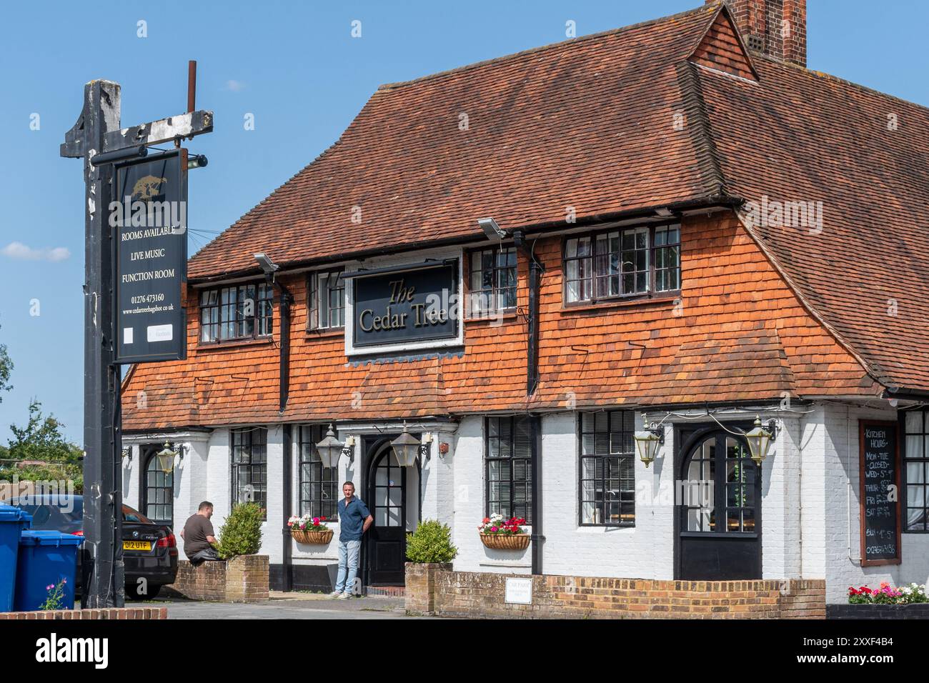 Le pub Cedar Tree dans le village de Bagshot, Surrey, Angleterre, Royaume-Uni Banque D'Images