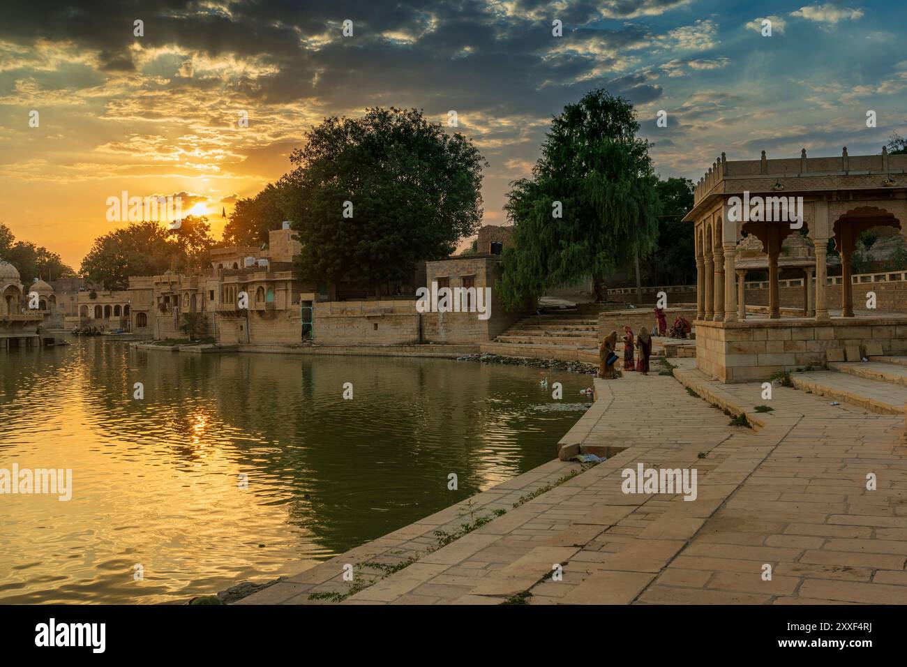 Magnifique coucher de soleil au lac de Gadisar, Jaisalmer, Rajasthan, Inde. Coucher de soleil et nuages colorés dans le ciel avec vue sur le lac de Gadisar. Connecté avec Banque D'Images