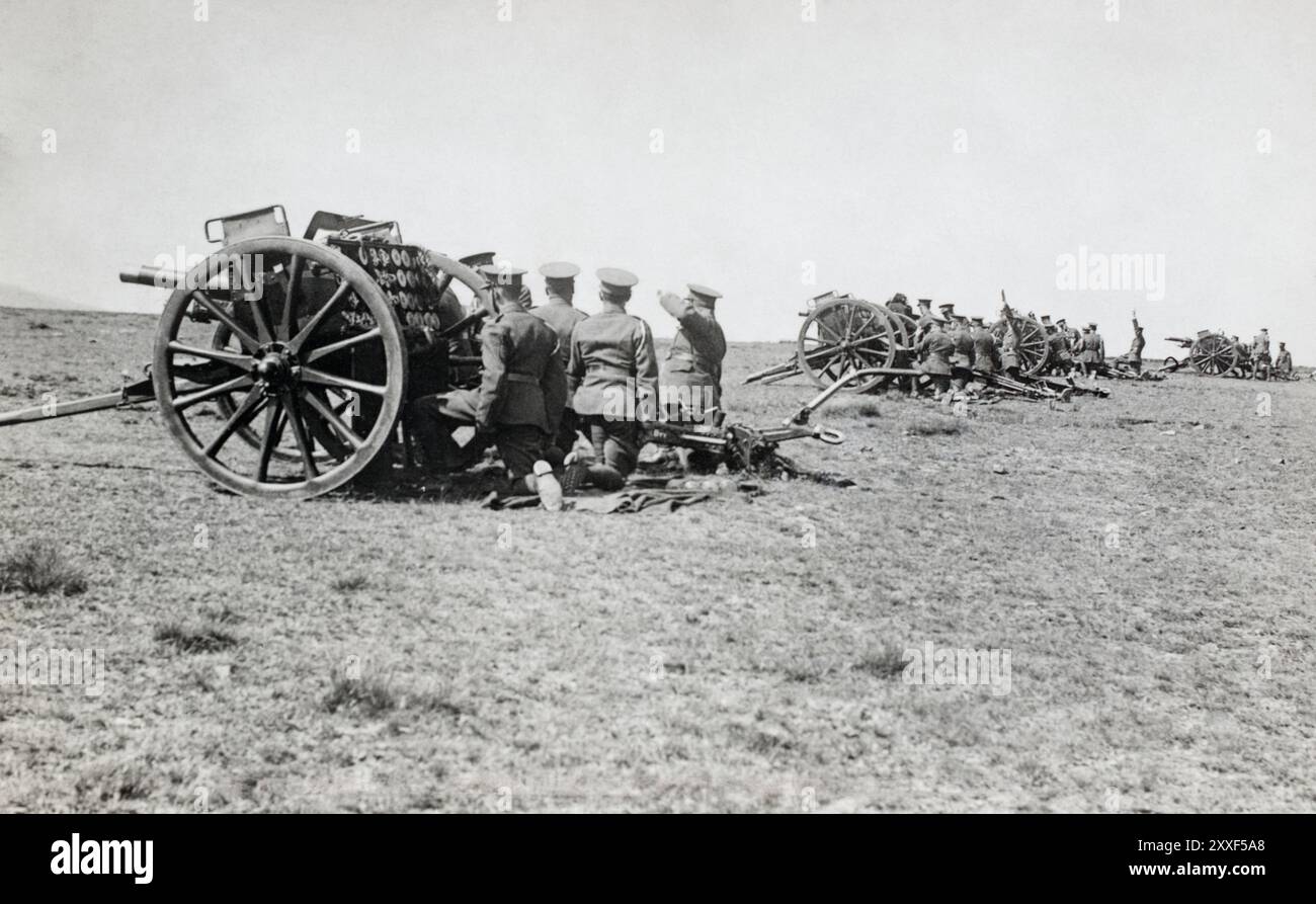 Canons de campagne de 18 livres tirés par la Royal Artillery au camp d'Okehampton vers 1920 Banque D'Images