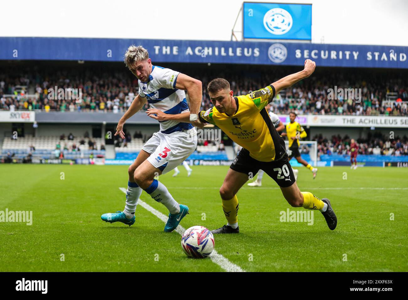 Jimmy Dunne des Queens Park Rangers et Adam Randell de Plymouth Argyle lors du Sky Bet Championship match au MATRADE Loftus Road Stadium de Londres. Date de la photo : samedi 24 août 2024. Banque D'Images