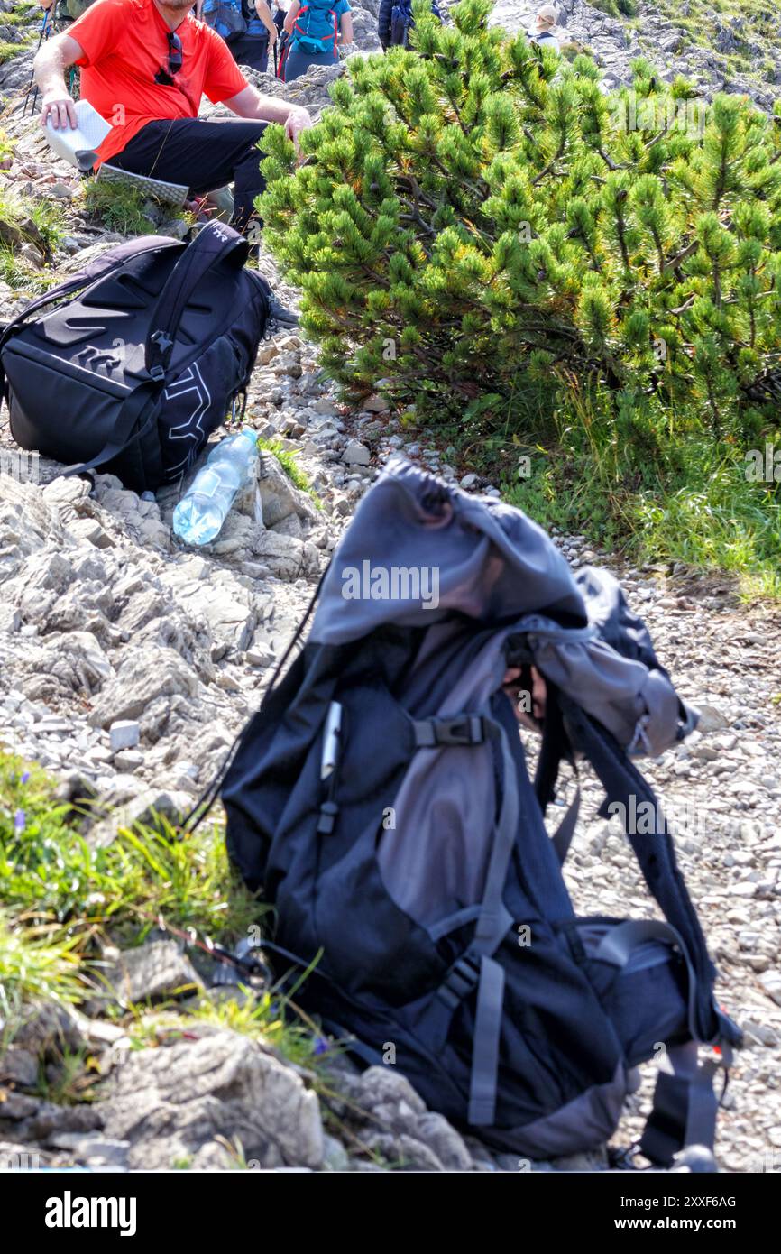 homme avec un sac sur un sentier de montagne Banque D'Images
