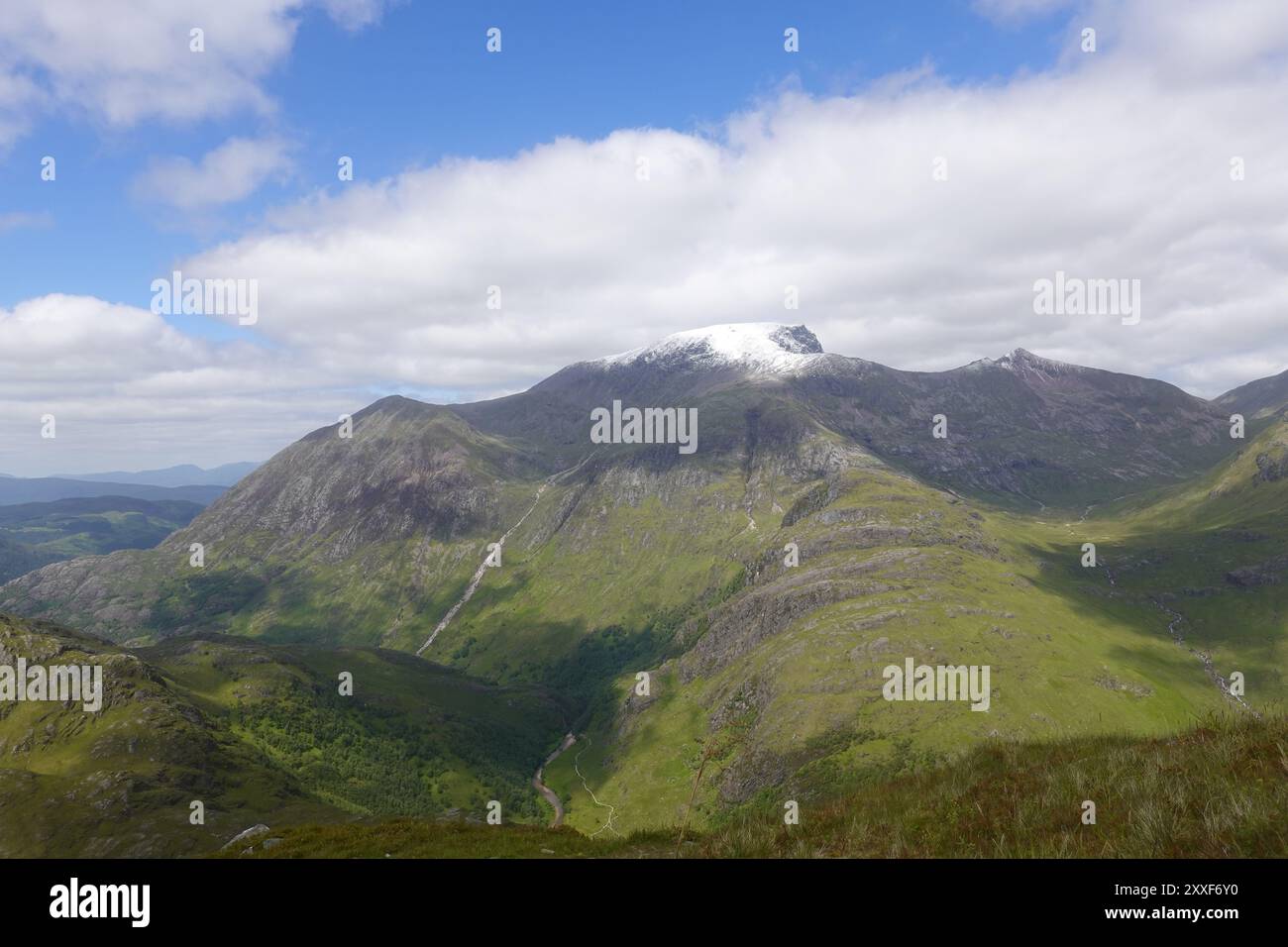 Ben Nevis avec un saupoudrage de neige de juin vu du sommet d'un Gearanach a Munro dans la chaîne des Mamores de montagnes Scottish Highlands. ROYAUME-UNI Banque D'Images