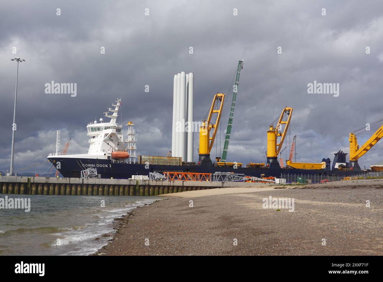 Combi Dock 1 un navire de fret général et un porte-charge lourd accosté au port de Nigg, Cromarty Firth, Highlands, Écosse Banque D'Images