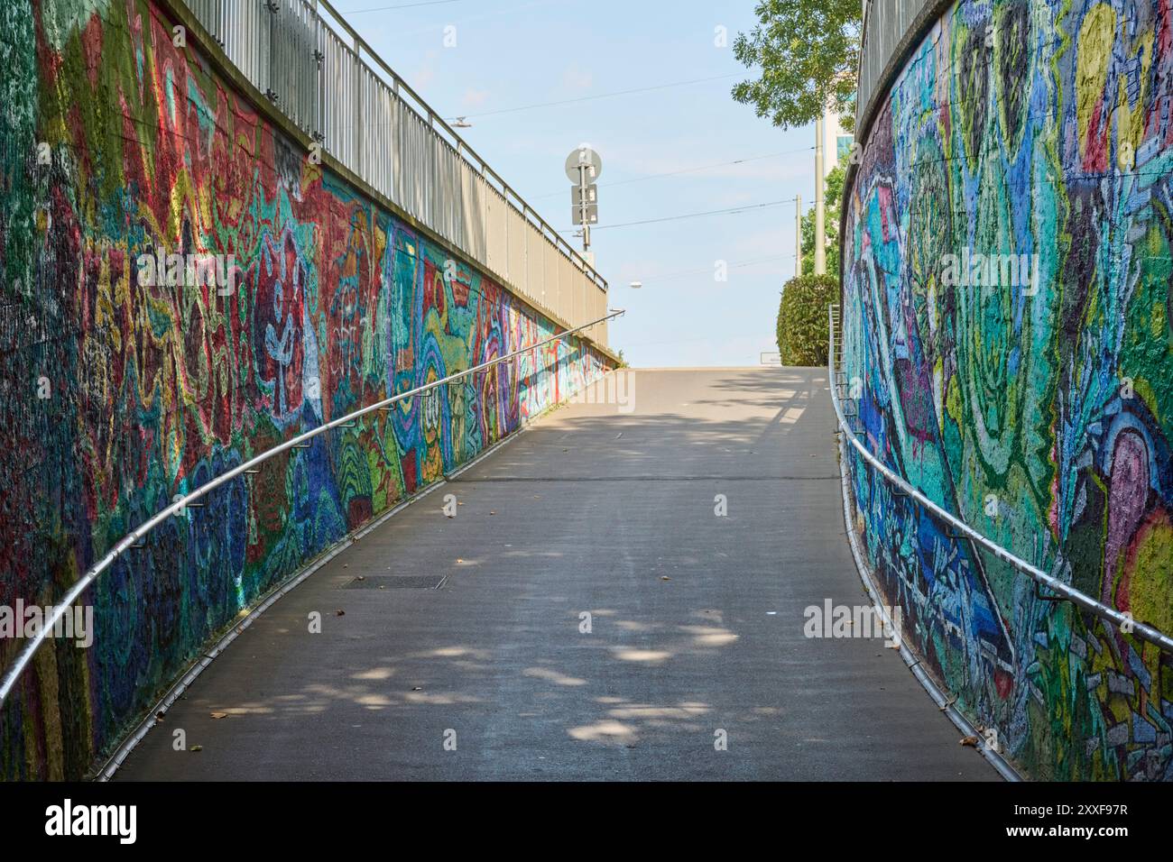 Einfahrt zu einer Fussgänger und Radfahrer-Unterführung mit Grafitti besprühten Wänden Banque D'Images