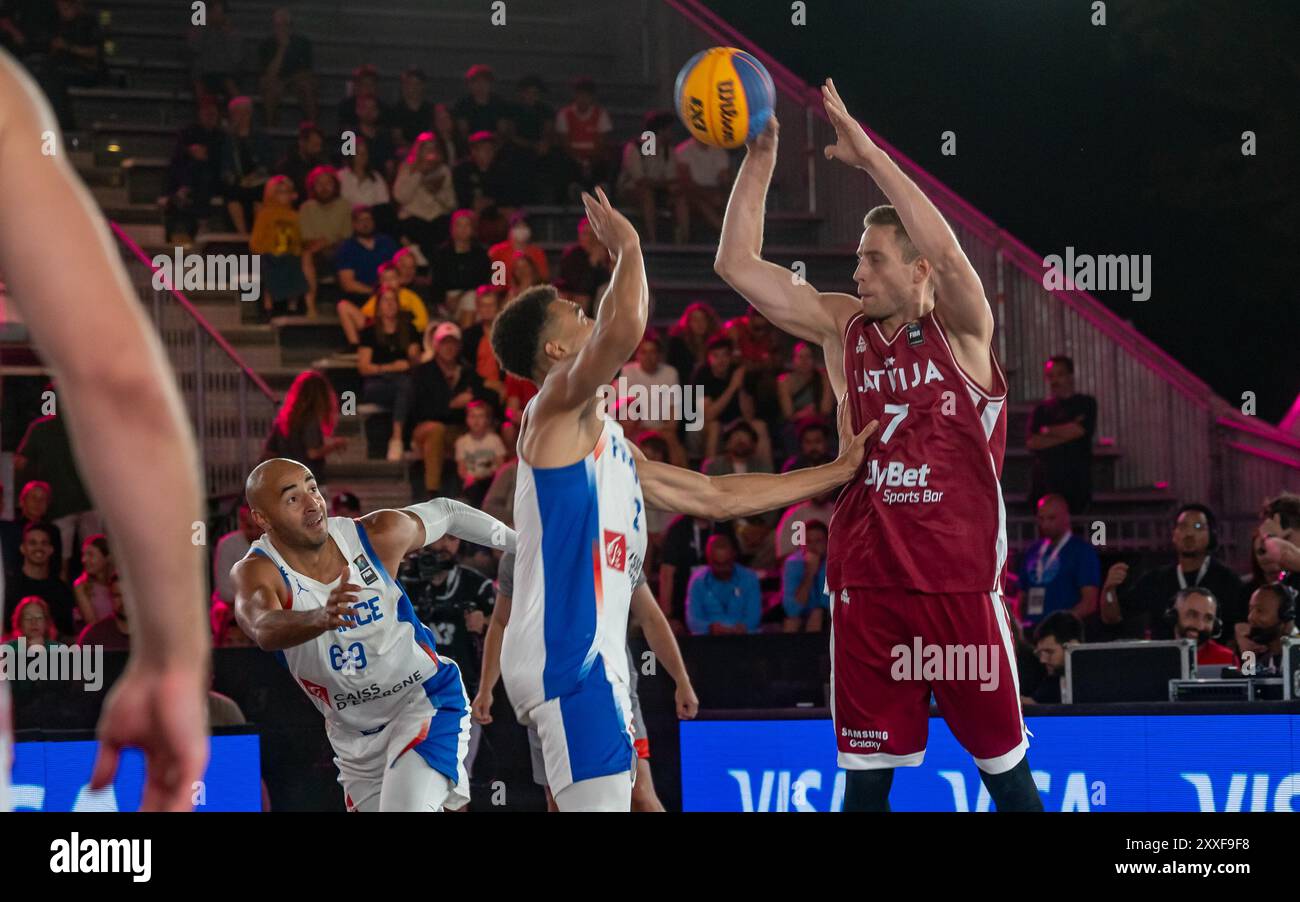 Vienne, Autriche. 22 août 2024. VIENNE, AUTRICHE - 22 AOÛT : match de billard masculin entre la France et la Lettonie le jour 1 de la FIBA 3x3 Europe Cup 2024 présentée par win2day du 22.-25.08.2024 à Vienne sur le court central devant le Wiener Riesenrad dans le Prater sur la Kaiserwiese le 22 août. Vienne, Autrichia240822_SEPA_17_024 - 20240822_PD18121 crédit : APA-PictureDesk/Alamy Live News Banque D'Images