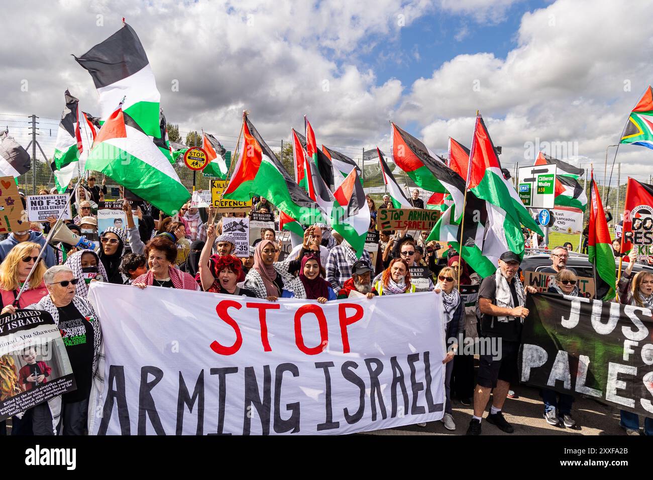 Blackburn, Royaume-Uni. 24 août 2024. La Palestine proteste devant BAE Systems près de Blackburn contre la production d'avions F-35 utilisés pour bombarder Gaza. Crédit : Neil Terry/Alamy Live News Banque D'Images