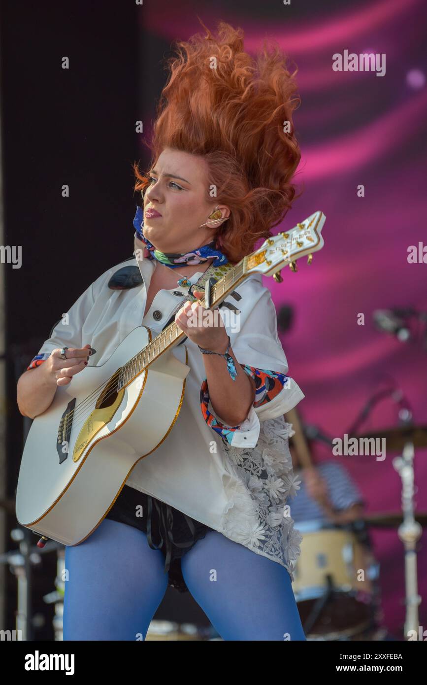 Southsea, Hampshire, UK. 24 August, 2024. Charismatic Irish Singer Songwriter CMAT at Victorious Festival, fresh from her controversy at Brit Awards in her backless dress, looking for her cowboy, Saturday 24 August Credit: Graham Tarrant/Alamy Live News Banque D'Images