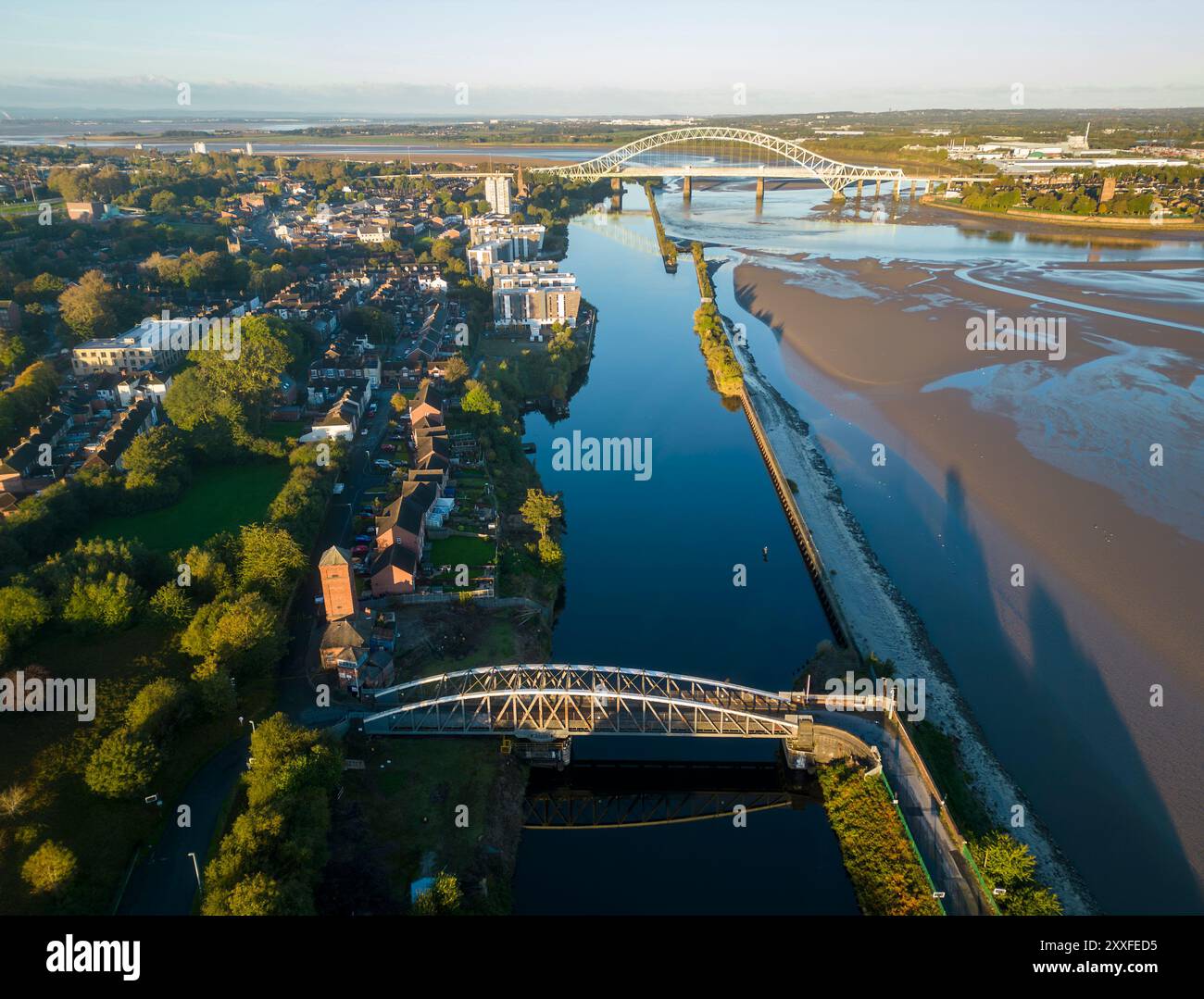 Manchester Ship canal, Runcorn et Silver Jubilee Bridge, Cheshire, Angleterre, Banque D'Images
