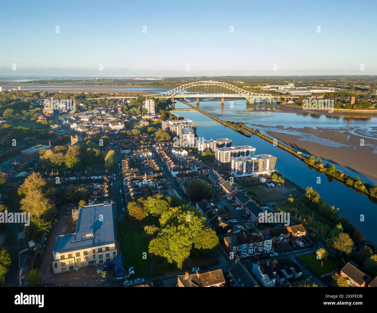 Ville de Runcorn, les appartements sur les ponts et Silver Jubilee Bridge, Cheshire, Angleterre, Banque D'Images