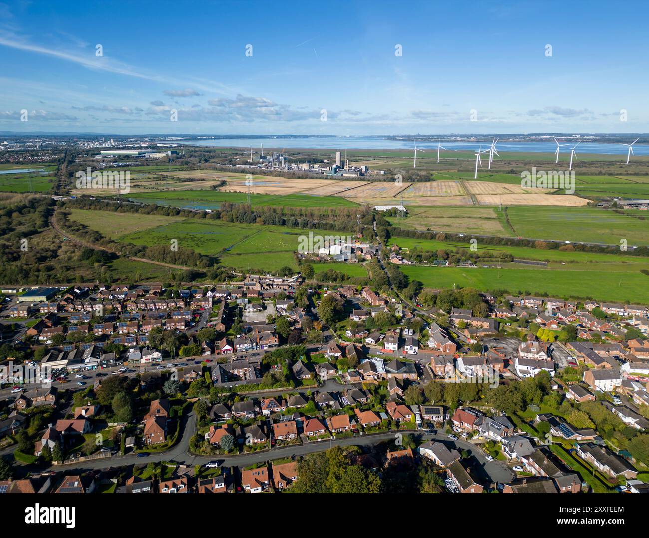 Vue aérienne du village de Helsby avec le parc éolien Frodsham en arrière-plan, Cheshire, Angleterre Banque D'Images