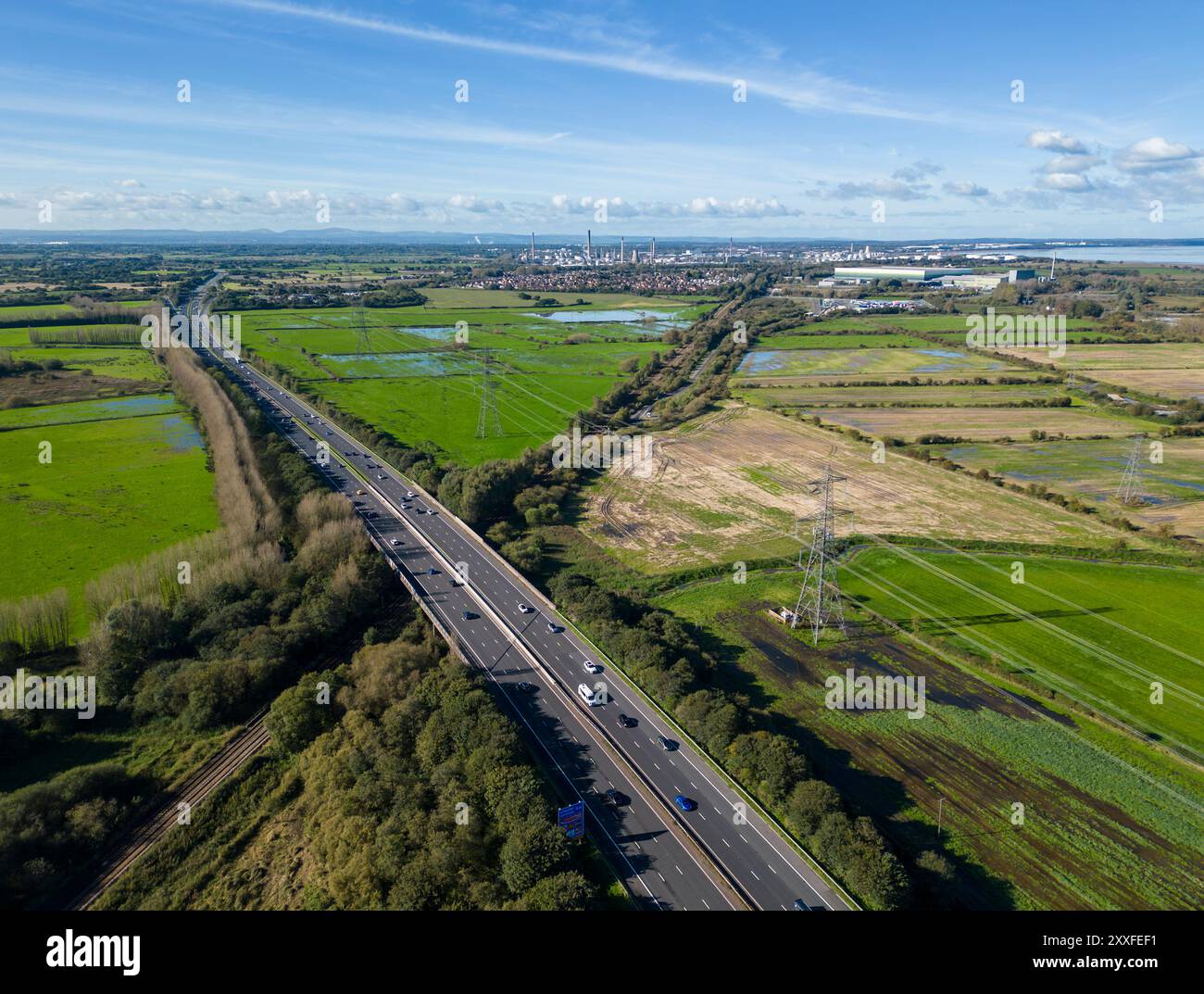 Vue aérienne de l'autoroute M56 avec la raffinerie de pétrole Stanlow en arrière-plan, Cheshire, Angleterre Banque D'Images