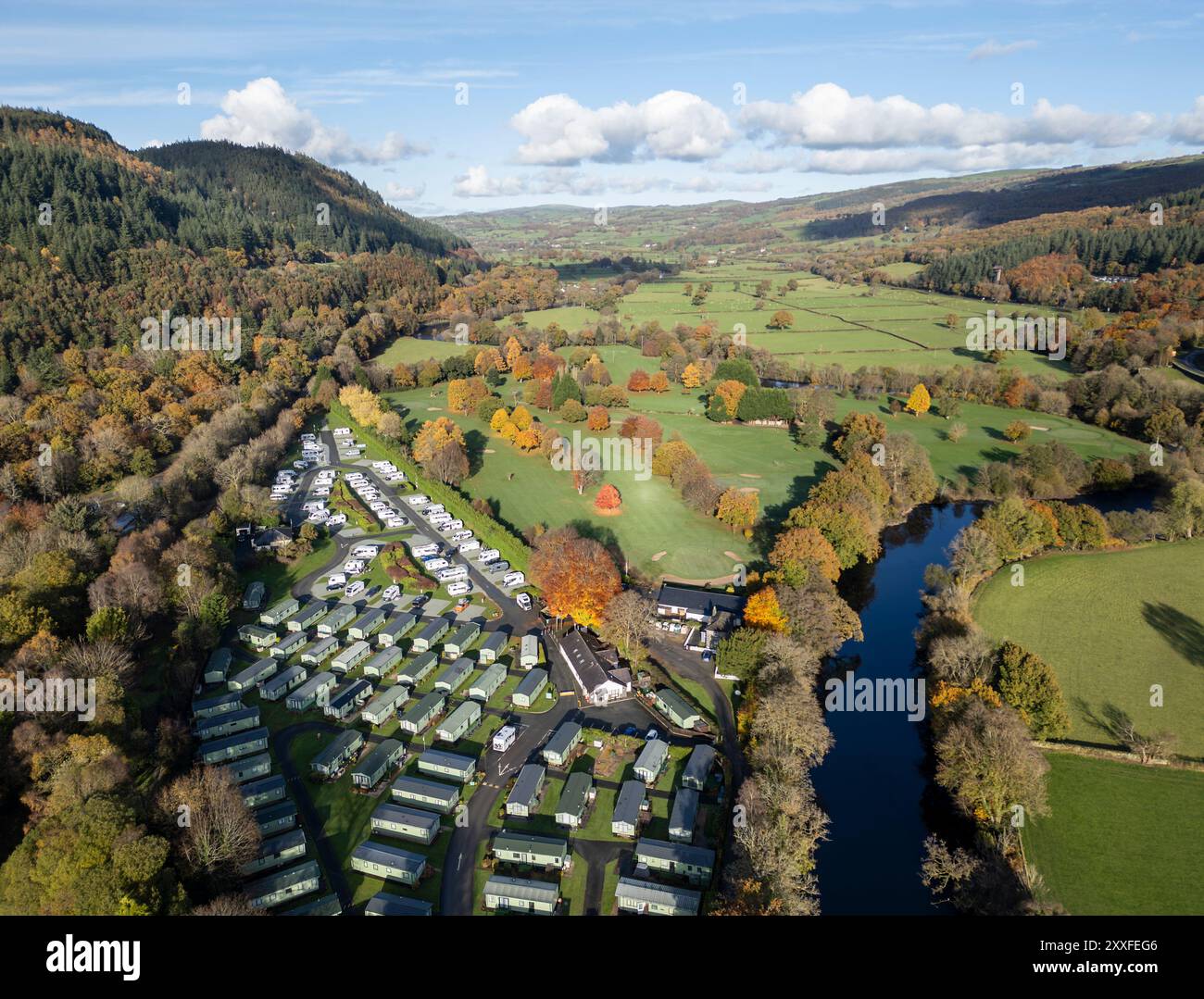 Vue aérienne des mobil-homes dans la vallée de Conwy à Betws-y-Coed, dans le nord du pays de Galles en automne Banque D'Images