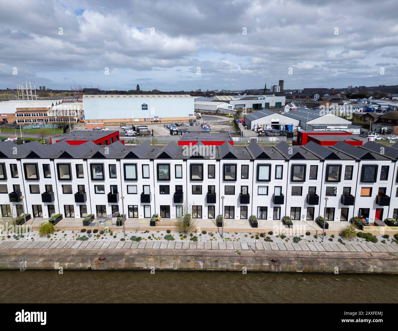 Vue aérienne de maisons modulaires économes en énergie par Wirral Waters à Redbridge Quay, Birkenhead Docks, Wirral, Merseyside, Angleterre Banque D'Images