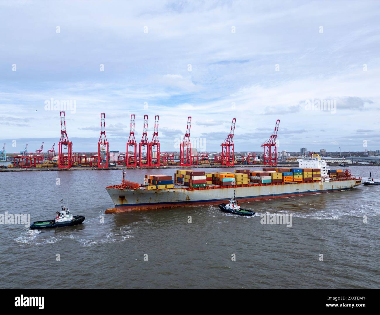 Le porte-conteneurs quitte le quai en eau profonde Liverpool2, Liverpool, Merseyside, Angleterre Banque D'Images