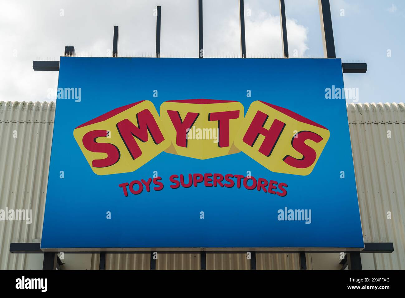 Wolverhampton, Royaume-Uni - 23 août 2024 : signalisation externe de la chaîne de magasins de jouets, Smyths Banque D'Images