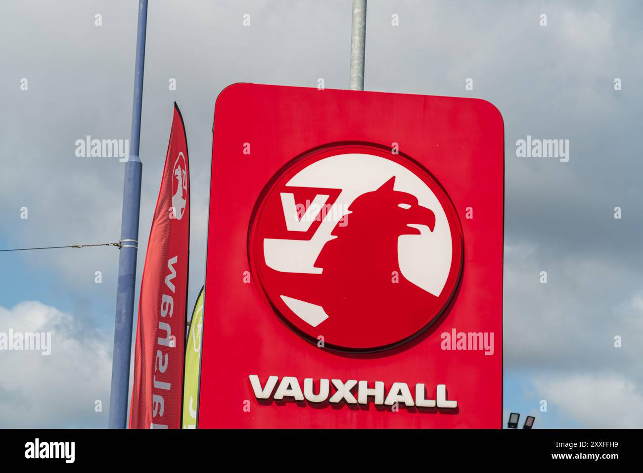 Wolverhampton, Royaume-Uni - 23 août 2024 : panneau de signalisation externe du constructeur automobile, Vauxhall, chez un concessionnaire automobile Banque D'Images
