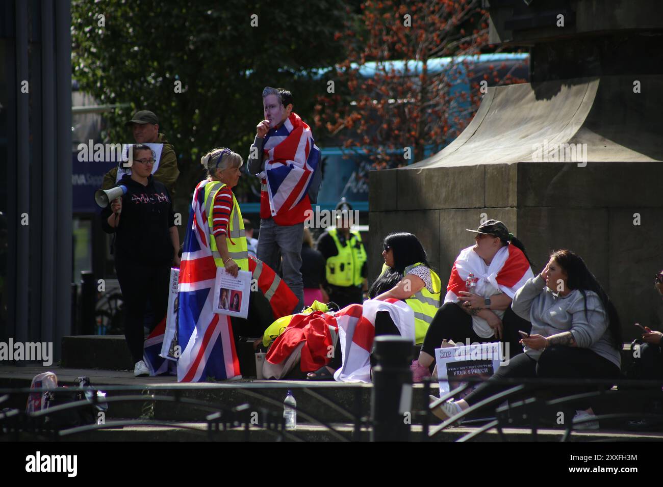 Newcastle, Royaume-Uni. 24 août 2024. Manifestation d'extrême droite à Newcastle avec pancartes anti-imigration et anti-aide internationale et masque du premier ministre Sir Keir Starmer, alimentée par la désinformation en ligne et RT News jouées. Des émeutiers ont ciblé des mosquées et des logements pour migrants depuis le meurtre de trois enfants le 29 juillet à Southport dans un club de vacances. Un garçon de 17 ans né à Cardiff a été arrêté pour les meurtres, Haymarket, Newcastle upon Tyne, 24 août 2024. Crédit : DEW/Alamy Live News Banque D'Images