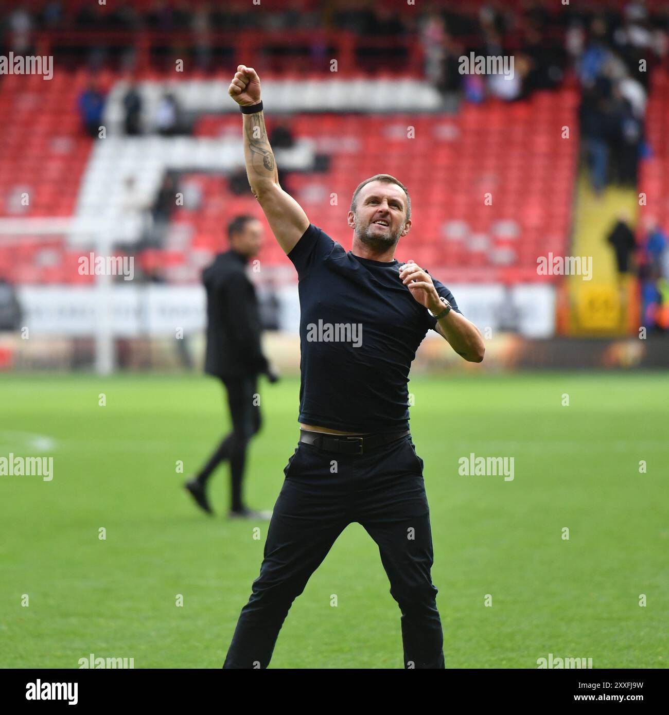 Londres, Angleterre. 24 août 2024. Nathan Jones, directeur de Charlton Athletic, célèbre après le match de Sky Bet EFL League One entre Charlton Athletic et Bolton Wanderers à The Valley, Londres. Kyle Andrews/Alamy Live News Banque D'Images