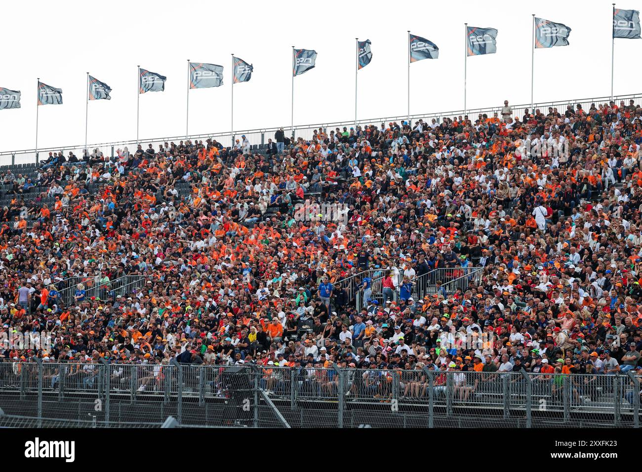 Fans dans les tribunes pendant le Grand Prix de formule 1 Heineken des pays-Bas 2024, 15ème manche du Championnat du monde de formule 1 2024 du 23 au 25 août 2024 sur le circuit Zandvoort, à Zandvoort, pays-Bas Banque D'Images