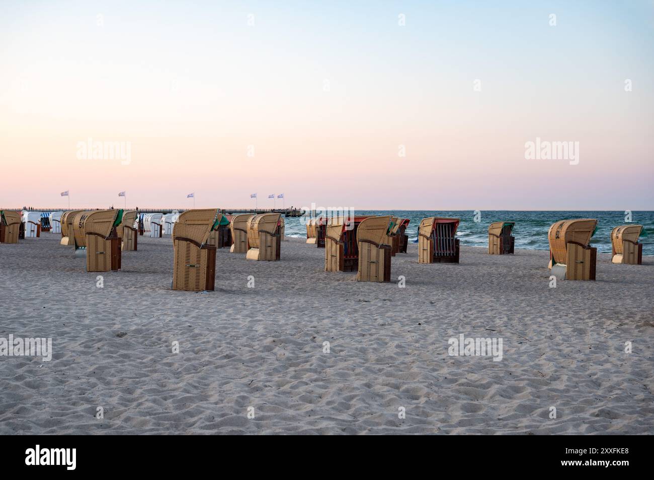 Dahme, Allemagne, 20 juillet 2024 - coucher de soleil sur la plage avec des paniers de plage ou Strandkörbe Banque D'Images