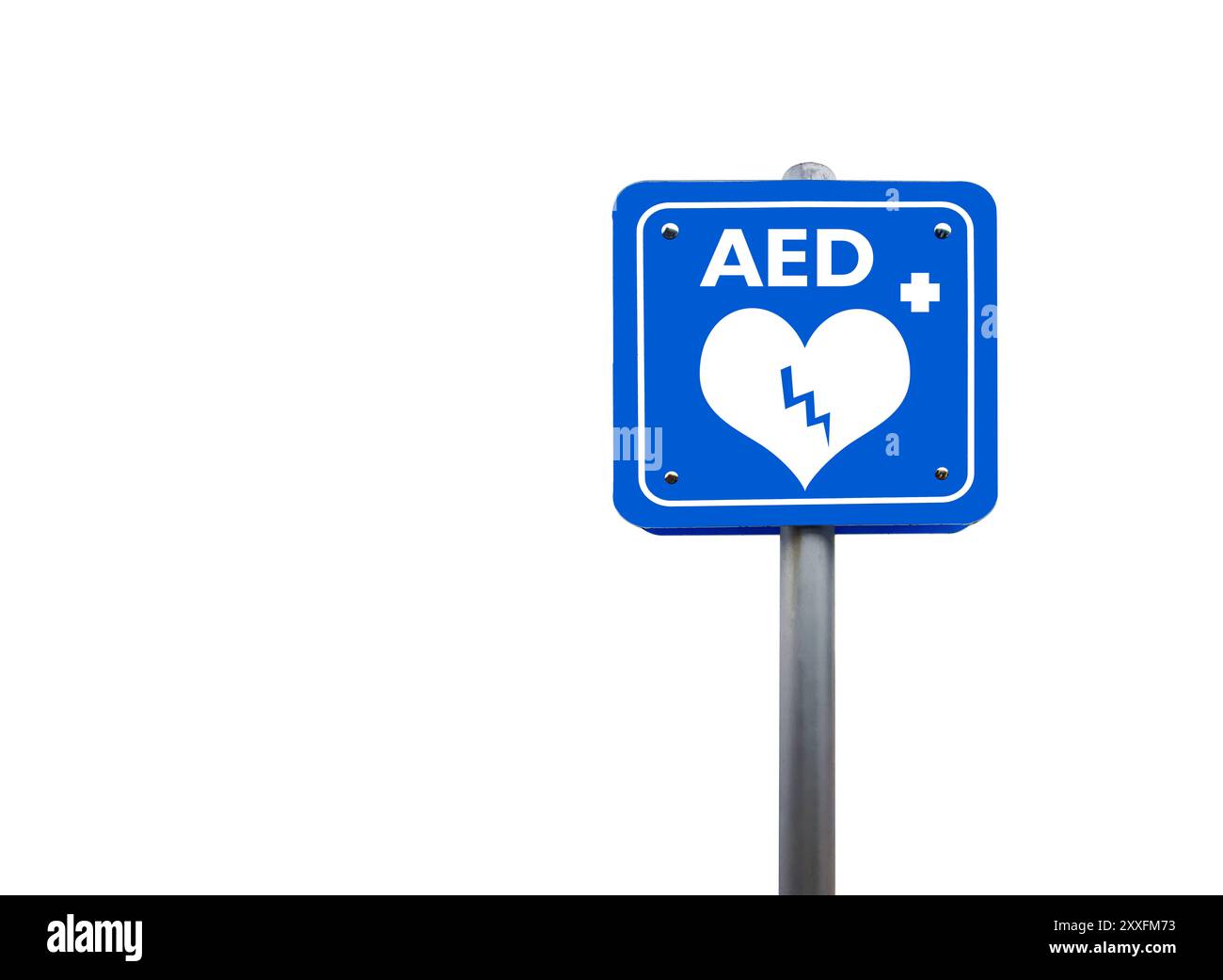 Panneau bleu affichant le symbole DAE avec les lettres « AED » et un éclair en travers d'un cœur, méticuleusement coupés avec des chemins précis, sur un b blanc Banque D'Images