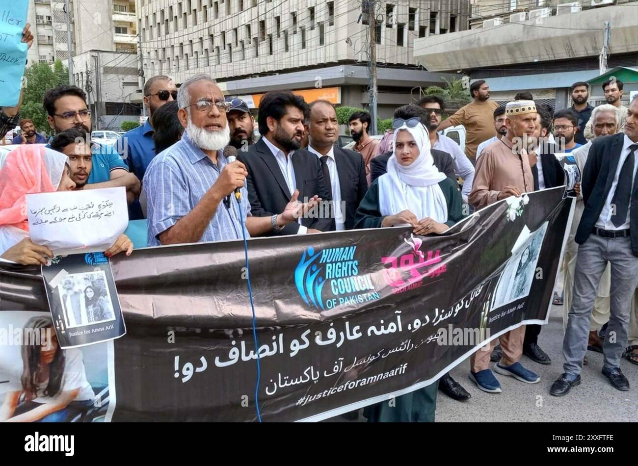 Des membres du Conseil des droits de l'homme du Pakistan organisent une manifestation de protestation pour réclamer justice pour Amana Arif et son père, au club de presse de Karachi le samedi 24 août 2024. Banque D'Images