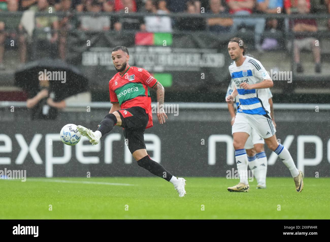 Nimègue, pays-Bas. 24 août 2024. NIJMEGEN, 24-08-2024, Stadion de Goffert, football, Néerlandais Eredivisie, saison 2024/2025. NEC Nimègue joueur Calvin Verdonk pendant le match NEC - Pec Zwolle. Crédit : Pro Shots/Alamy Live News Banque D'Images
