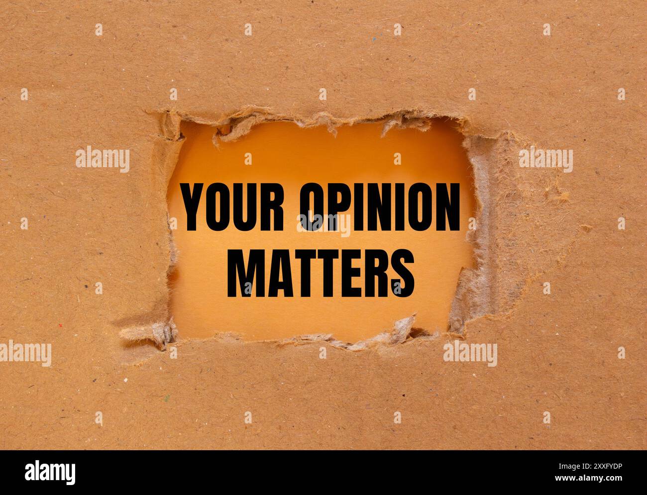 Votre opinion compte message écrit sur papier de carton déchiré déchiré avec fond orange. Conceptuel votre opinion compte. Copier l'espace. Banque D'Images