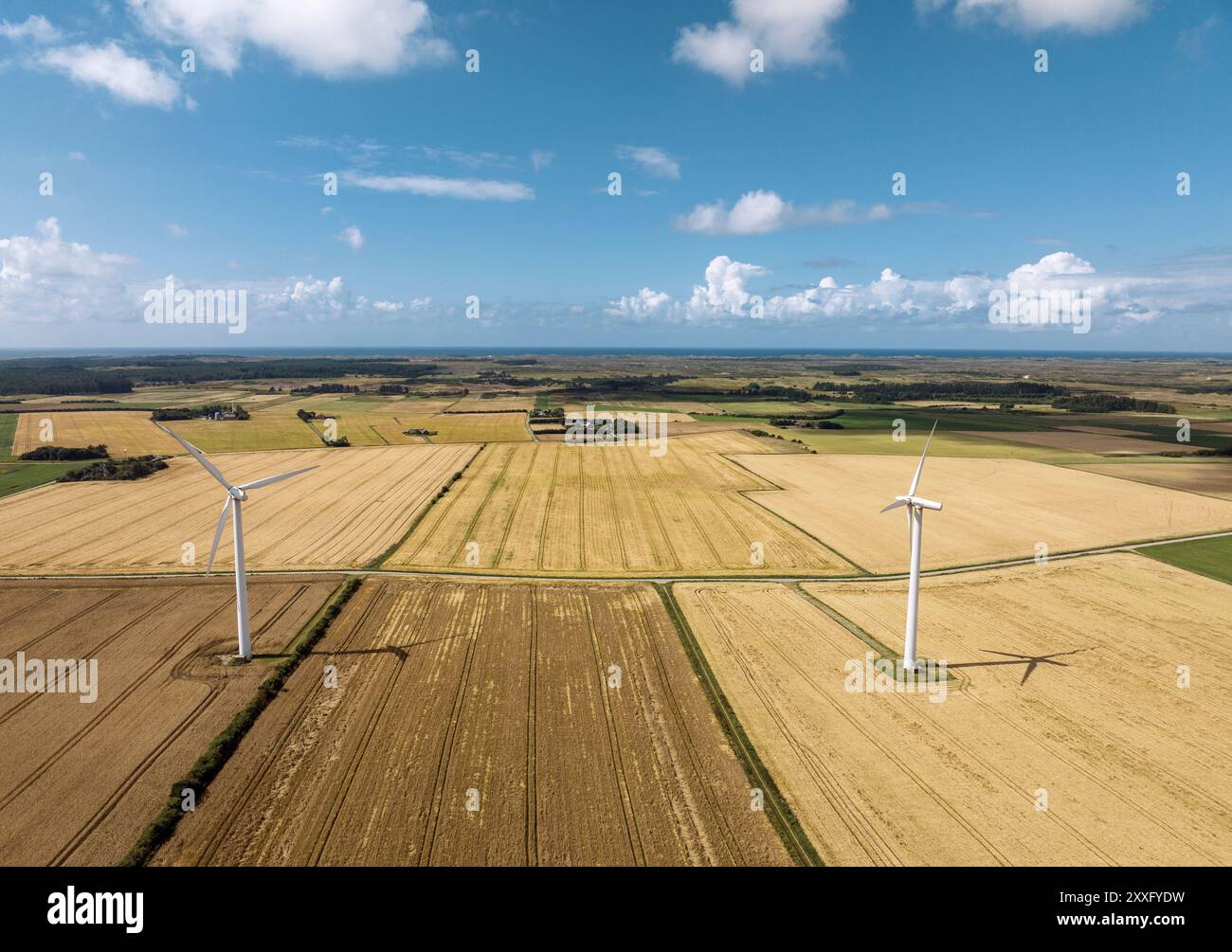 Les éoliennes entrent un jour d'été dans le Jutland rural, au nord du Danemark Banque D'Images