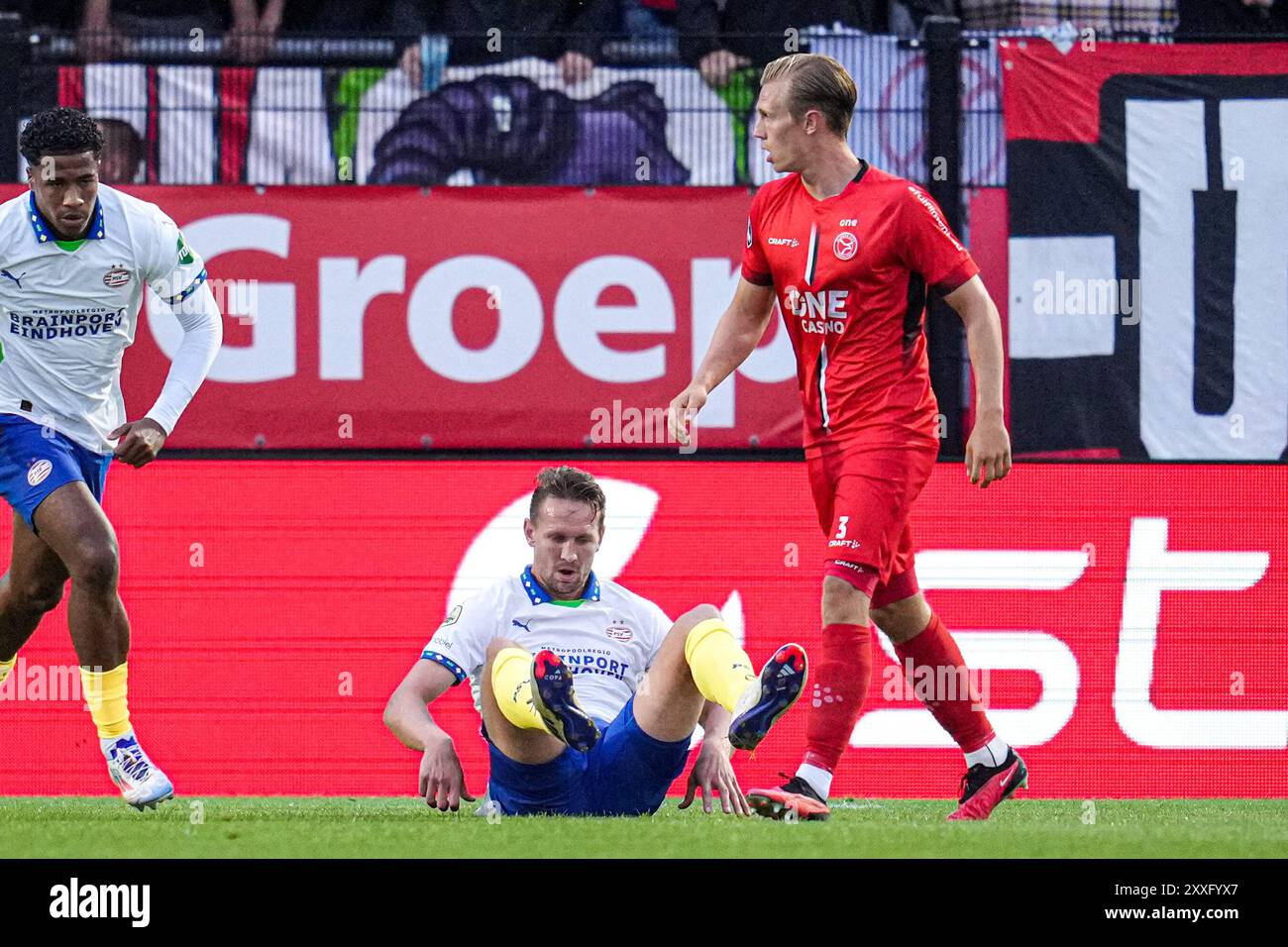 Almere, pays-Bas. 24 août 2024. ALMERE, PAYS-BAS - 24 AOÛT : Luuk de Jong du PSV est poussé par Joey Jacobs du Almere City FC lors du match néerlandais Eredivisie entre Almere City FC et PSV au Yanmar Stadion le 24 août 2024 à Almere, pays-Bas. (Photo de Patrick Goosen/Orange Pictures) crédit : Orange pics BV/Alamy Live News Banque D'Images