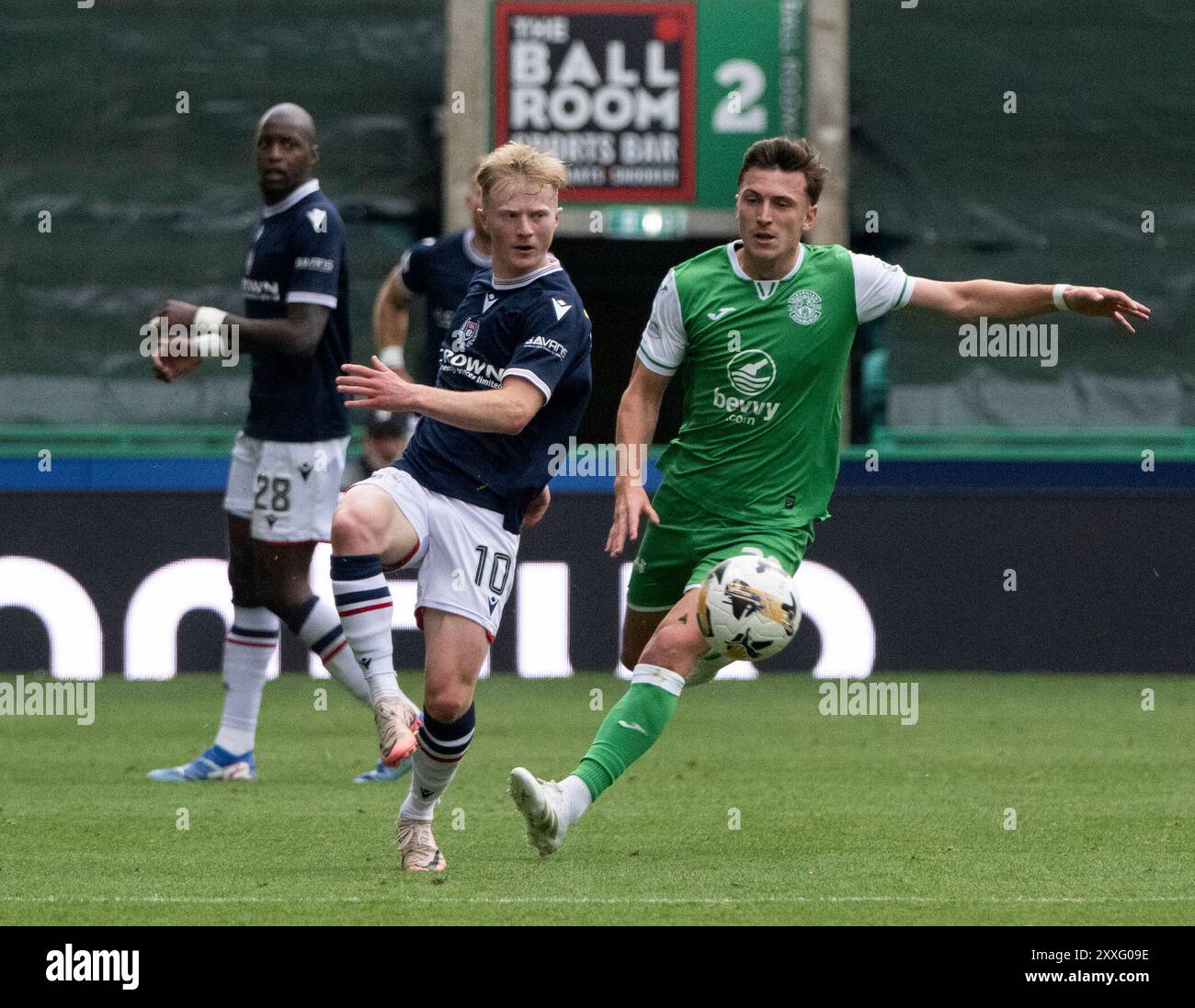 Édimbourg, Royaume-Uni. 24 août 2024. Scottish Premiership - Hibernian FC - Dundee FC 24/08/2024 milieu de terrain de Dundee, Lyall Cameron, et le milieu de terrain de Hibs, Josh Campbell, concourent pour le ballon alors que Hibernian affronte Dundee en première place écossaise au stade Easter Road, Édimbourg, Royaume-Uni crédit : Ian Jacobs/Alamy Live News Banque D'Images